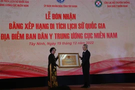 Phó Giáo sư-Tiến sỹ Trần Thị Trung Chiến, nguyên Bộ trưởng Bộ Y tế, Chủ nhiệm Câu lạc bộ truyền thống Ban Dân Y miền Nam đón nhận bằng xếp hạng Di tích quốc gia. (Ảnh: Thanh Tân/TTXVN)