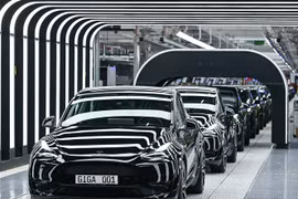 Sản phẩm xe ôtô điện tại nhà máy của Tesla ở Gruenheide, Berlin (Đức). (Ảnh: AFP/TTXVN)
