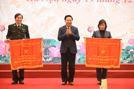 Phó Thủ tướng Thường trực Chính phủ Phạm Bình Minh trao tặng Cờ thi đua của Chính phủ cho hai tập thể đã hoàn thành xuất sắc, toàn diện nhiệm vụ công tác của Bộ Tư pháp. (Nguồn: Bộ Tư pháp)