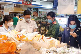 Lực lượng liên ngành Bạc Liêu kiểm tra hàng hóa hoạch thực hiện cao điểm chống buôn lậu, gian lận thương mại, hàng giả trước, trong và sau Tết, hồi đầu năm 2022. (Ảnh: Tuấn Kiệt/TTXVN)
