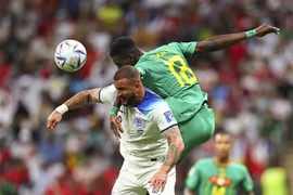 Pha tranh bóng bổng giữa hậu vệ Kyle Walker (áo trắng) của đội tuyển Anh và Ismaila Sarr của Senegal trong trận đấu ở vòng 1/8 World Cup 2022, ngày 4/12. (Ảnh: THX/TTXVN)