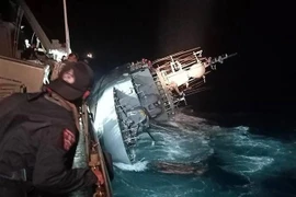Tàu hộ vệ HTMS Sukhothai bị nghiêng sau khi nước tràn vào thân ở ngoài khơi tỉnh Prachuap Khiri Khan (Thái Lan) đêm 18/12/2022. (Ảnh: AFP/TTXVN)