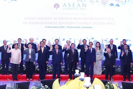 Thủ tướng Phạm Minh Chính và các nhà lãnh đạo ASEAN cùng Hội đồng tư vấn kinh doanh ASEAN (ABAC) chụp ảnh chung, chiều 10/11/2022. (Ảnh: Dương Giang/TTXVN)
