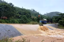 Trên địa bàn tỉnh Quảng Bình hiện có hơn 20 điểm bị ngập úng và sạt lở, ảnh hưởng đến đời sống của nhân dân. (Ảnh: TTXVN phát)