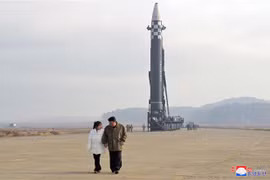 Nhà lãnh đạo Triều Tiên Kim Jong-un (phải) cùng con gái thị sát vụ phóng thử tên lửa đạn đạo liên lục địa Hwasong-17 kiểu mới tại sân bay quốc tế Bình Nhưỡng, ngày 18/11/2022 (ảnh do Hãng thông tấn Trung ương Triều Tiên đăng phát). (Ảnh: Yonhap/TTXVN)