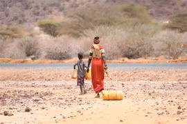 Người dân tại khu vực bị ảnh hưởng bởi hạn hán ở thị trấn Laisamis, Marsabit (Kenya), ngày 26/8/2022. (Ảnh: THX/TTXVN)