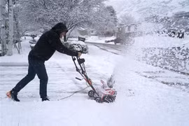 Tuyết rơi dày đặc tại Provo,bang Utah (Mỹ), ngày 13/12/2022. (Ảnh: AFP/TTXVN)