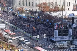 Công nhân thuộc các nghiệp đoàn tại Seoul Metro tổ chức biểu tình bên cạnh Tòa thị chính Seoul để phát động một cuộc tổng đình công, ngày 30/11/2022. (Nguồn: Yonhap News Agency)