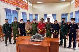 Các đối tượng bị bắt giữ cùng tang vật liên quan. (Nguồn: Công an tỉnh Quảng Bình)