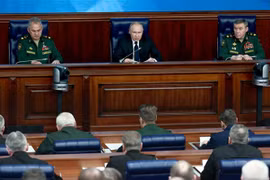 Tổng thống Nga Vladimir Putin (giữa) phát biểu tại hội nghị quốc phòng ở Moskva, ngày 21/12/2022. (Ảnh: AFP/TTXVN)