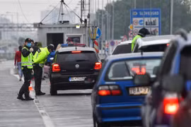 Cảnh sát Slovakia kiểm tra tại cửa khẩu Bratislava-Berg, biên giới giữa Áo và Slovakia. (Ảnh: AFP/TTXVN)
