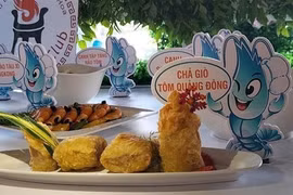 Các món ăn được đầu bếp chế biến công phu mang đậm hương vị tôm và muối Bạc Liêu. (Ảnh: Nhật Bình/TTXVN)