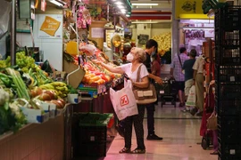 Người dân chọn mua thực phẩm trong siêu thị tại Zaragoza (Tây Ban Nha). (Ảnh: AFP/TTXVN)