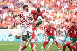 Achraf Hakimi (trên, phải) của Maroc tranh bóng với các cầu thủ đội Croatia. (Ảnh: THX/TTXVN)