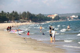 Bãi biển Hàm Tiến-Mũi Né luôn thu hút đông đảo du khách. (Ảnh: Nguyễn Thanh/TTXVN)