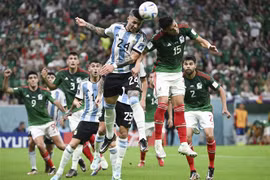 Ngày 26/11, đội tuyển Argentina đã đánh bại đội tuyển Mexico với tỷ số 2-0 trong trận đấu ở bảng C diễn ra trên sân Lusail tại thủ đô Doha (Qatar), qua đó duy trì cơ hội giành vé vào vòng 1/8 World Cup 2022. (Ảnh: THX/TTXVN)