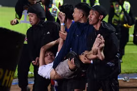 Chuyển một nạn nhân bị thương trong vụ giẫm đạp tại sân vận động Kanjuruhan ở Malang, Đông Java (Indonesia). (Ảnh: AFP/TTXVN)