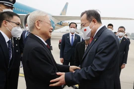 Ông Lưu Kiến Siêu (phải), Ủy viên Trung ương Đảng, Trưởng Ban Liên lạc Đối ngoại Trung ương Đảng Cộng sản Trung Quốc đón Tổng Bí thư Nguyễn Phú Trọng tại sân bay quốc tế Bắc Kinh. (Ảnh: Trí Dũng/TTXVN)