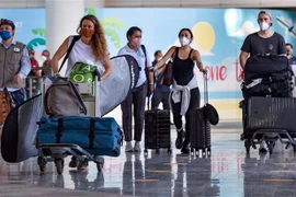 Hành khách tại sân bay quốc tế Ngurah Rai trên đảo Bali (Indonesia), ngày 16/2/2022. (Ảnh: THX/TTXVN)