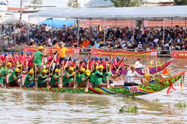 Giải đua ghe Ngo Sóc Trăng lần thứ 5 năm 2022 có 54 đội tham dự đến từ 8 tỉnh. (Ảnh: Trung Hiếu/TTXVN)