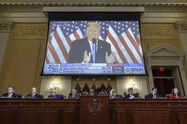 Cựu Tổng thống Mỹ Donald Trump (trên màn hình) phát biểu tại một phiên điều trần của Ủy ban 6/1 ở Washington, D.C. ngày 13/10/2022. (Ảnh: AFP/TTXVN)