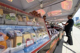 Hàng hóa được bày bán tại một khu chợ ở Toronto (Canada) ngày 22/6/2022. (Ảnh: THX/TTXVN)