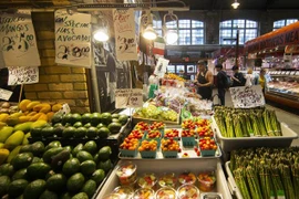 Hàng hóa được bày bán tại một khu chợ ở Toronto (Canada) ngày 22/6/2022. (Ảnh: THX/TTXVN)