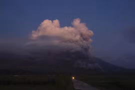 Núi lửa Semeru trên đảo Java (Indonesia) phun trào ngày 4/12/2022. (Ảnh: AFP/TTXVN)