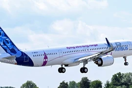 Airbus A321XLR cất cánh trong chuyến bay đầu tiên tại sân bay Hamburg-Finkenwerder (Đức), ngày 15/6/2022. (Nguồn: Reuters)