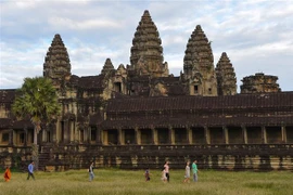 Khách du lịch tham quan đền Angkor Wat ở tỉnh Siem Reap (Campuchia). (Ảnh: AFP/TTXVN)