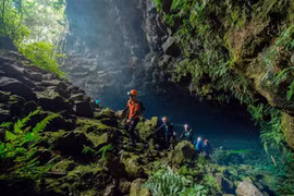 Đoàn chuyên gia khảo sát hệ thống hang động núi lửa Krông Nô (tỉnh Đắk Nông). (Ảnh: TTXVN phát)
