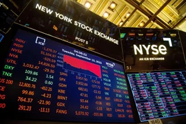Bảng điện tử hiển thị các chỉ số chứng khoán tại thị trường giao dịch chứng khoán New York (Mỹ) ngày 13/9/2022. (Ảnh: THX/TTXVN)