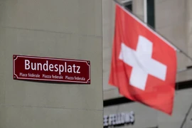 Quốc kỳ Thụy Sĩ tại quảng trường Bundesplatz ở Bern (Thụy Sĩ), ngày 2/5/2022. (Nguồn: reuters.com)