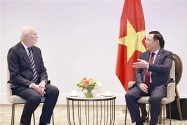 Chủ tịch Quốc hội Vương Đình tiếp ông Mike Cronin, Giám đốc điều hành phụ trách các vấn đề hợp tác Tập đoàn Fonterra. (Ảnh: Doãn Tấn/TTXVN)