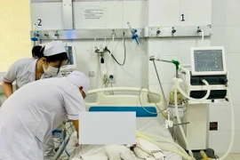 Sở Y tế tỉnh Bình Dương đã chỉ đạo Bệnh viện Đa khoa tỉnh điều động bác sỹ nhi khoa và bác sỹ hồi sức dày dạn kinh nghiệm để khám, điều trị cho bé. Ảnh: TTXVN phát)