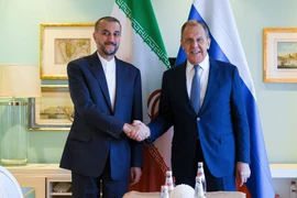 Ngoại trưởng Iran Hossein Amir-Abdollahian (trái) và Ngoại trưởng Nga Sergei Lavrov trong cuộc gặp ở Cape Town, Nam Phi ngày 2/6/2023. (Ảnh: AFP/TTXVN)