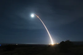 Một vụ thử tên lửa đạn đạo liên lục địa (ICBM) Minuteman III của Mỹ tại căn cứ không quân Vandenberg, bang California. (Ảnh: AFP/TTXVN)