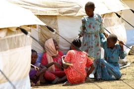 Người dân tại trại tị nạn ở tỉnh Gedaref, Sudan ngày 15/5/2024. (Ảnh: AFP/TTXVN)