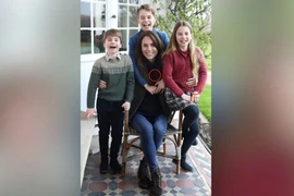 Bức ảnh mới nhất về Công nương Kate do Cung điện Kensington công bố ngày 10/3. Các khu vực được khoanh tròn cho thấy bằng chứng về sự chỉnh sửa. (Ảnh: CNN)