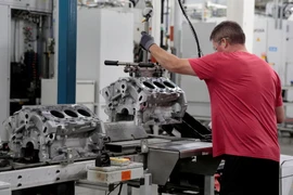 Một công nhân lắp ráp làm việc tại nhà máy GM Romulus Powertrain ở Romulus, Michigan, Mỹ. (Ảnh: Reuters)