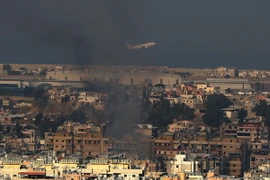 Khói bốc lên sau cuộc không kích của Israel tại Beirut, Liban, ngày 28/9/2024. (Ảnh: THX/TTXVN)