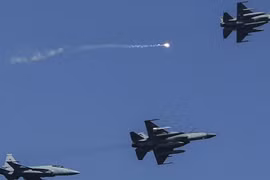 Máy bay chiến đấu JF-17 của Không quân Pakistan trong cuộc tập trận hải quân đa quốc gia "AMAN-23" gần thành phố cảng Karachi của Pakistan ngày 13/2/2023. (Nguồn: AFP)