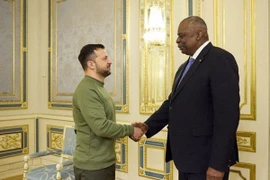 Tổng thống Ukraine Volodymyr Zelensky (trái) trong cuộc gặp Bộ trưởng Quốc phòng Mỹ Lloyd Austin tại Kiev, ngày 20/11/2023. (Ảnh: Getty Images/TTXVN)