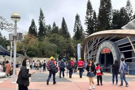 40 nhân viên cứu hộ đã được huy động đến Disneyland để cứu hộ những người mắc kẹt. (Ảnh: The Standard)