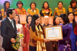 Bà Trương Thị Mai, Ủy viên Bộ Chính trị, Bí thư Trung ương Đảng, Trưởng ban Dân vận Trung ương trao tặng Bằng khen của Hội LHPN Việt Nam cho các phụ nữ điển hình tiên tiến. (Ảnh: TTXVN)