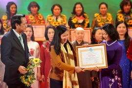 Bà Trương Thị Mai, Ủy viên Bộ Chính trị, Bí thư Trung ương Đảng, Trưởng ban Dân vận Trung ương trao tặng Bằng khen của Hội LHPN Việt Nam cho các phụ nữ điển hình tiên tiến. (Ảnh: TTXVN)