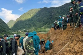 Công tác tìm kiếm người bị nạn tại xã Ca Thành, huyện Nguyên Bình. (Ảnh: TTXVN phát)