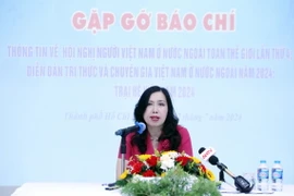 Bà Lê Thị Thu Hằng, Thứ trưởng Bộ Ngoại giao, Chủ nhiệm Ủy ban Nhà nước về người Việt Nam ở nước ngoài, chủ trì họp báo. (Ảnh: Xuân Khu/TTXVN)