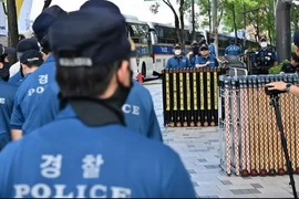 Cảnh sát đứng gác trước một tòa nhà ở Seoul vào ngày 24/8/2023. Ảnh minh họa. (Nguồn: AFP)