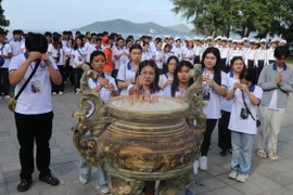 Thanh niên kiều bào dâng hương tưởng niệm Đức Thánh Trần tại thành phố Nha Trang, tỉnh Khánh Hòa. (Ảnh: Phan Sáu/TTXVN)